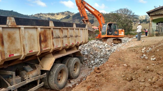 OBRA DE PAVIMENTAO DE TRECHO DA AV. LEONARDO ROSSI